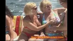 Reproduzir 8 esposas bi milf com chifres em um porta-molho