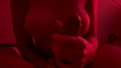 Reproducir Filmando la gran polla del mejor amigo de mi novio - Novia sexy con tatuaje y piercing en el pezón