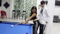 Jouer Latina colombienne bien roulée apprend à jouer au billard et finit par baiser son copain d'entraînement