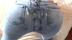 Redare Milf latină blondă în blugi se încarcă cu ejaculații pe păsărica și fundul ei păros