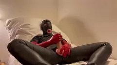 Jouer L'éjaculation puissante et sans fin de Latexitaly