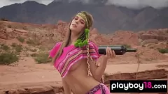 Jouer La tettona Lauren Elise e le sue fidanzate in una posa in costume tradizionale bollente