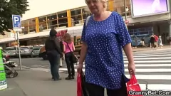 Oynat Busty Sarışın Büyükanne Genç Stud'a Gerçeklik Sikişi Verir