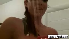 Afspelen Natasha Nice's zwartlicht masturbatiesessie - Rondborstige brunette pornoster