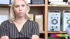 Pornostar tatuata in un gioco di ruolo violento con la guardia