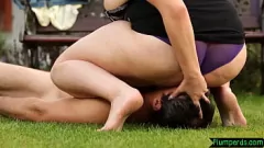 Redare Curvy BBW devine udă și sălbatică cu handjob și Queening Fetish