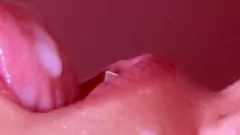 Reproducir Encuentro Cremoso: Mikepame es mamada por la madrastra Pamela en un frenesí lleno de leche