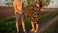 Jouer MILF all'aperto che munge il cazzo duro di uno sconosciuto in un gioco di ruolo Desi!