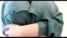 Odtwórz Całuję ją, zakładając zieloną jedwabną koszulę