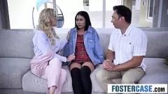Abspielen Stepmom initiiert Stiefdaten in die perversen Traditionen der Familie mit Hilfe von Stiefdad