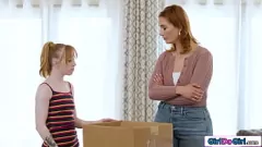 Redare MOM-ul vitreg și adolescent mic în întâlnirea lesbiană neașteptată