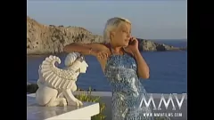 Jouer Retro Monika Benz prend un soin du visage en rencontre en plein air hardcore