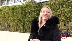 Odtwórz Blondynka Bomba Ashley Morena i seksowna brunetka Lucamarie w dzikim trójkącie