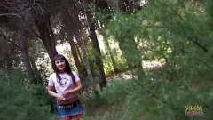 Abspielen BRUNETT MILF in roten Fischnetzen vom Fotografen im Freien abgesaugt