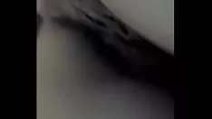 Oynat Jugando con un rico coño de morrita de 20 años la muy puta me invita allege el juego y terminusino jugando con su culo