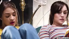 Reproducir Lesbianas de la universidad caliente Gizelle Blanco y Freya Parker en la apasionada acción de comer coño