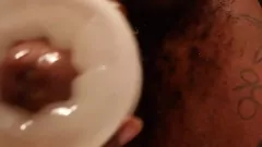 Redare Experimentați cumshot -ul exploziv al cocoșului negru al lui Hallelujah Johnson cu un stroker clar