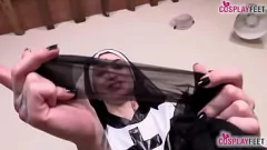 Jouer Une nonne tatouée sensuelle en collants en nylon suce et lèche ses pieds en talons hauts