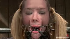 Abspielen Bondage Babe im Dungeon reitet Vibrator am Stiel für raues lesbisches Analvergnügen