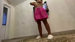 Odtwórz Dojrzała macocha w obcisłej spódniczce robi swojemu pasierbowi oszałamiającego loda i intensywny seks analny