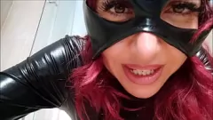 تشغيل شاهد هذه العشيقة الإيطالية تهيمن على زوجة زوجها الديوث، وتهينه بجسدها المكسو باللاتكس وأقدامها القذرة بينما يستمتع بها الرجال الآخرون أمامه