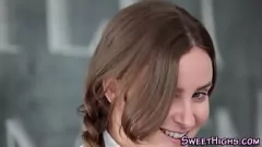 Jouer Una seducente adolescente in uniforme fa un pompino intenso a un grosso cazzo, ingoiando ogni goccia di sperma