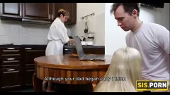 تشغيل مراهقة روسية شقراء في سن المراهقة في خطوة خيالية يحصل على بوسها مملوء من قبل أخيها الديك الثابت بينما تأمل ألا تدخل زوجة أبيها