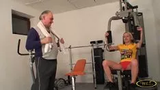 Oynat La ragazza fa ginthomas nastica en yüksek dereceye kadar özel e il vecchio pigo gli'dera il cazzo e la scopa #5