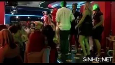Oynat Bakır tabanlı vahşi doğada fuckfest seks