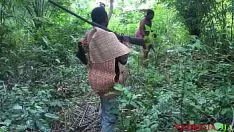 Jouer La fuite a dévoilé l'enregistrement vidéo du chasseur et des batteurs du monde mariés à une femme dans l'arbuste