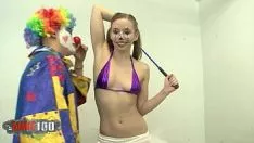 تشغيل ضيق الشباب الأشقر الطفل norah nova استغل من قبل مهرج حولها