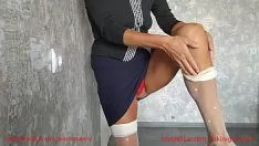 تشغيل الجدة عقدة تستهل السحب الساخن لاش دلك الثدي الطبيعية الكبيرة onanism في الملابس الداخلية.
