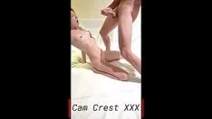Oynat Cam kap onun küçük kızlar göğüsleri üzerinde cums