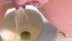 Pipi și vântul spart pe toaletă