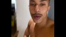 Reproducir Chupando o negão e levando gozada na boca