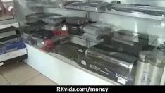 Oynat Seks 24 için para ve video kaset alır