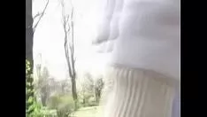 Abspielen Missy sticht öffentlich in die Flasche ihrer Katze