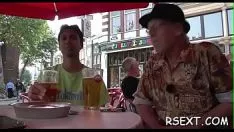 Jouer Belle floozy suppurée tatouée suce la tige et se fait vaincre le chaton